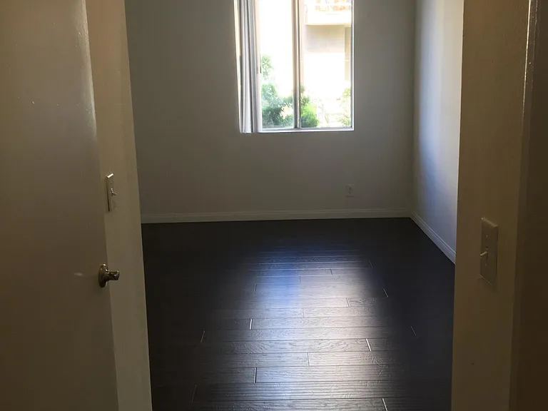 Catalina Apartments — Photo 57
