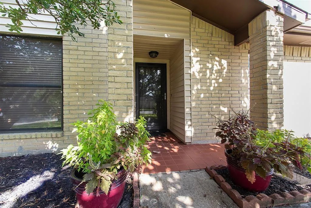 3 bed, 2.0 bath, 1600 sqft, $2,250 — Photo 2