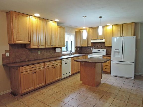 2nd image of 1050 Oakwood Ln