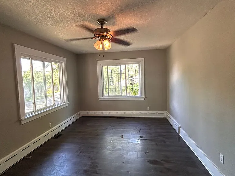 301 W Foster Pkwy — Photo 2