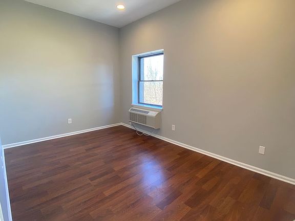 4th image of 30 S Doughty Ave APT 204