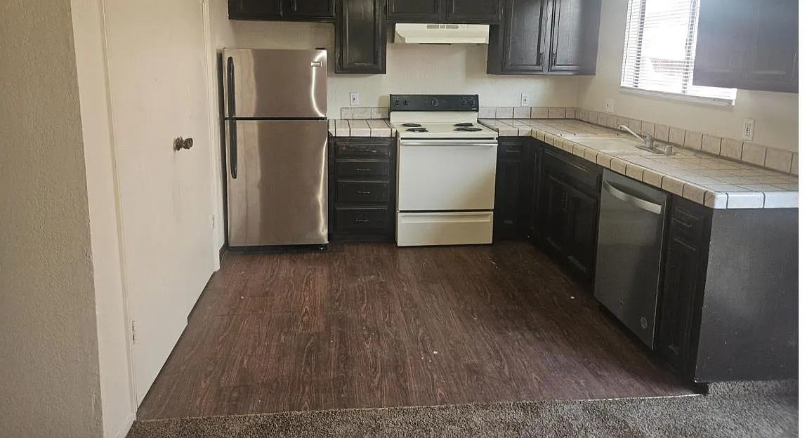 Building Photo - 2336 N Fruit Ave #103