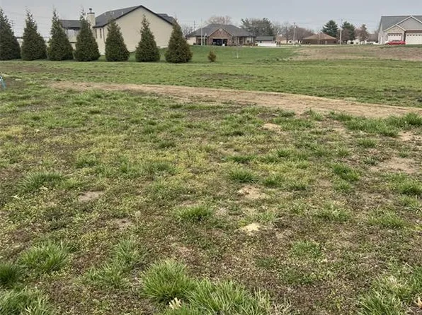 1144 Menominee Trl, Mascoutah, IL 62258