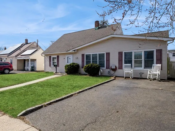 18 Surrey Lane, Levittown, NY 11756