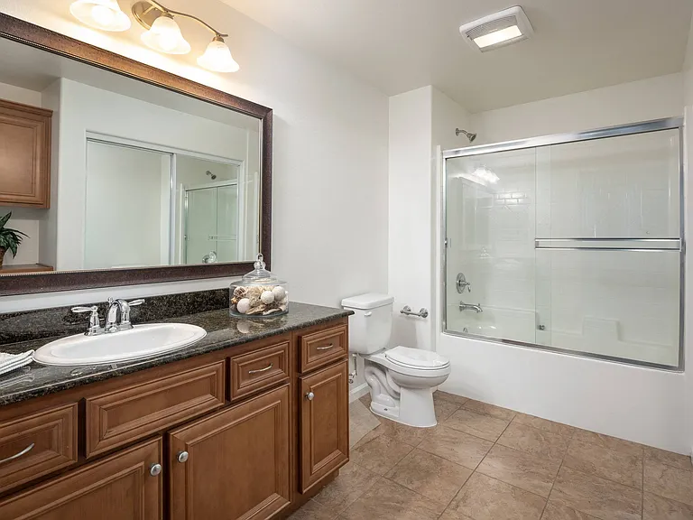 Le Blanc Apartments — Photo 22