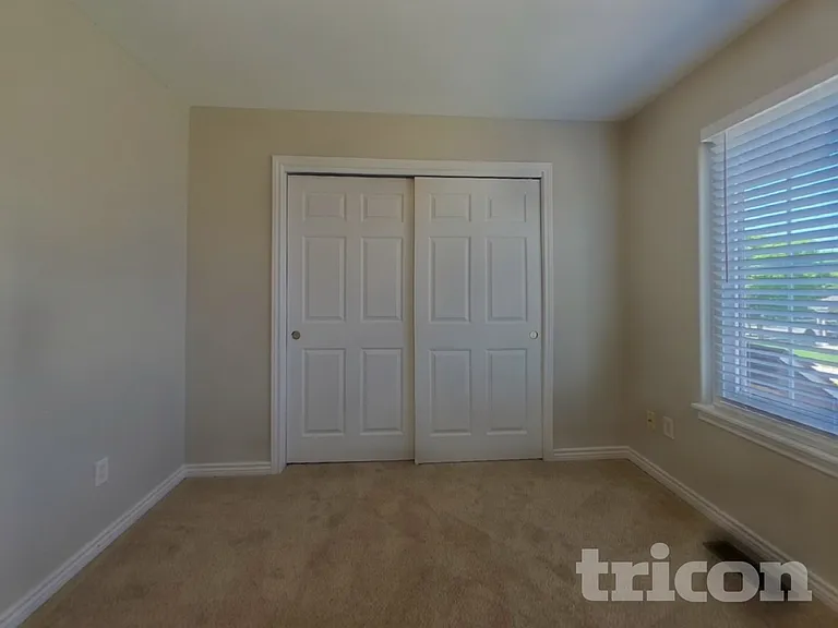 385 Longspur Dr — Photo 13