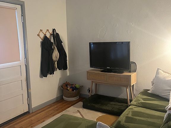 5th image of 272 Galapago St