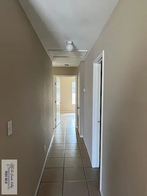 3 bed, 1.0 bath, 870 sqft, $925 — Photo 3