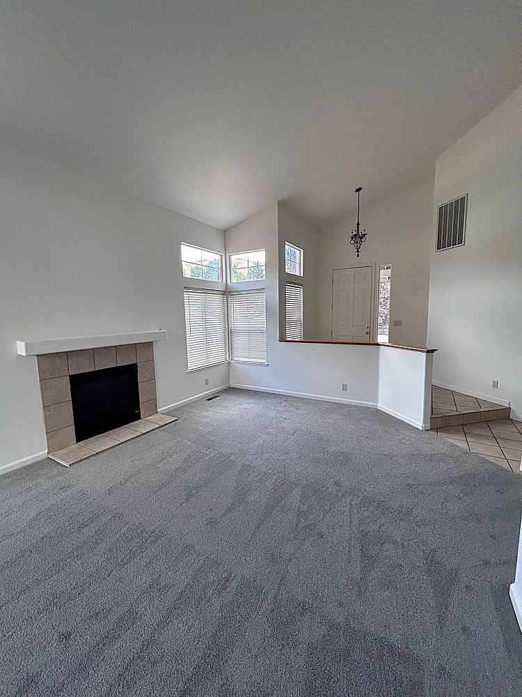5 bed, 2772 sqft, $3,300 — Photo 3