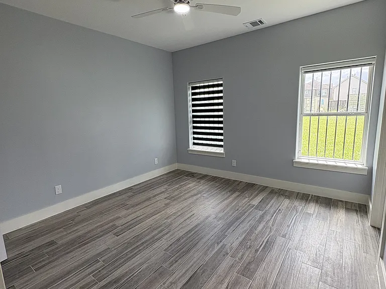 3029 Clinton Dr — Photo 2