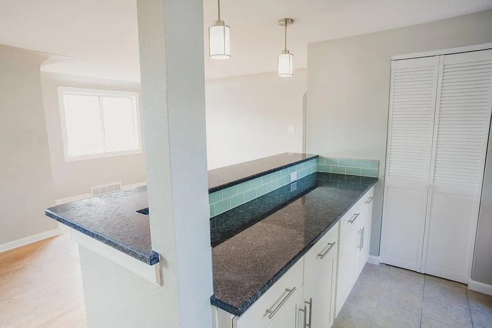 2 bed, 800 sqft, $2,500 — Photo 2