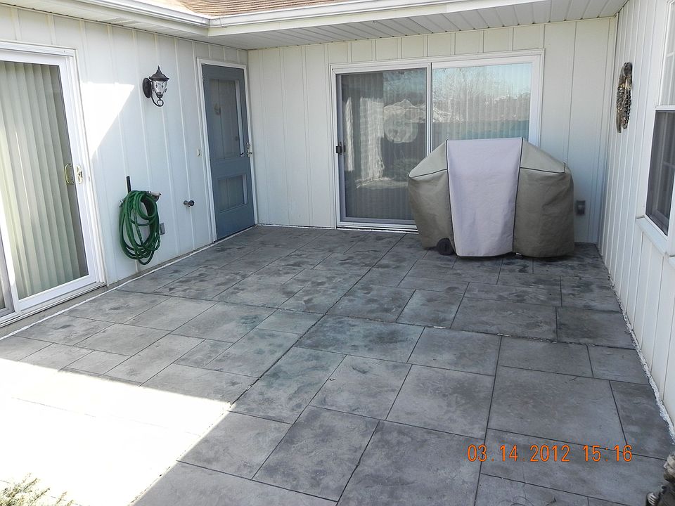Front entrance w/patio