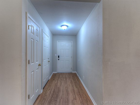 3rd image of 211 W Utica Pl
