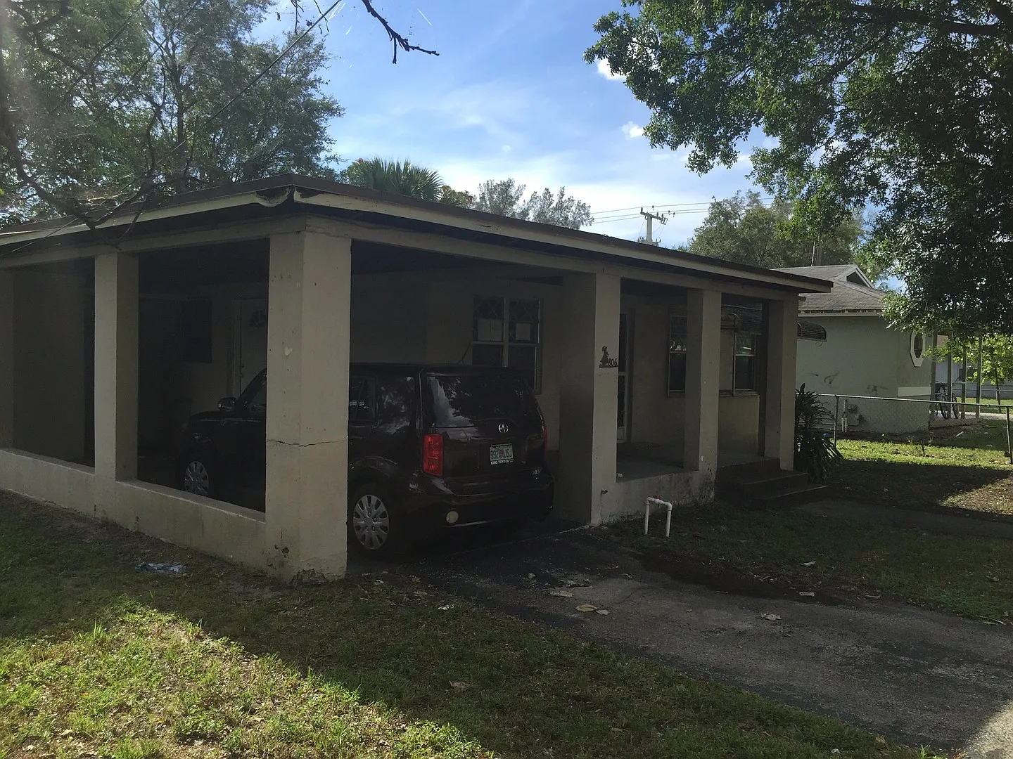 Large 3-2 with a carport — Photo 1