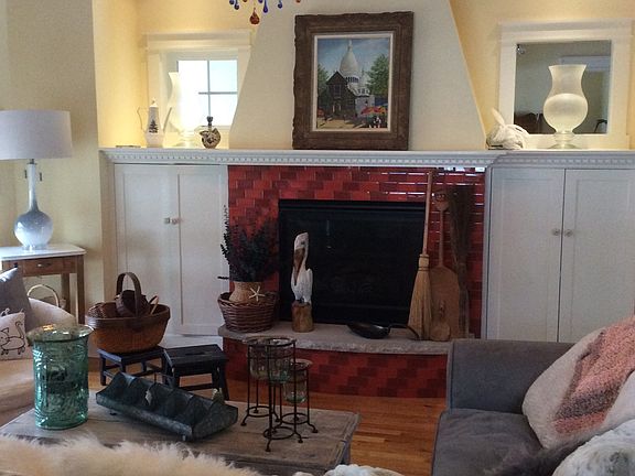 Living room with gas firepla