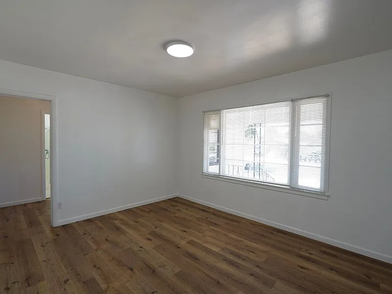 604 W 10th St — Photo 13