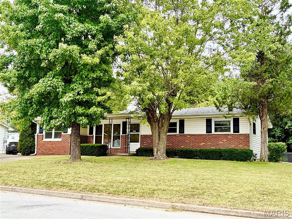 1st image of 76 Ruth Dr