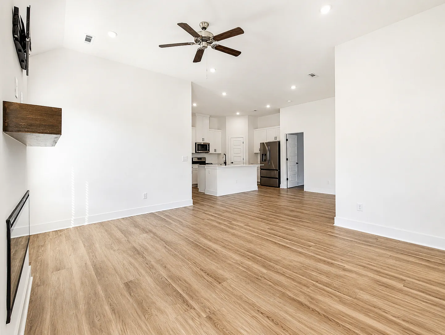 3 bed, 1639 sqft, $2,200 — Photo 3