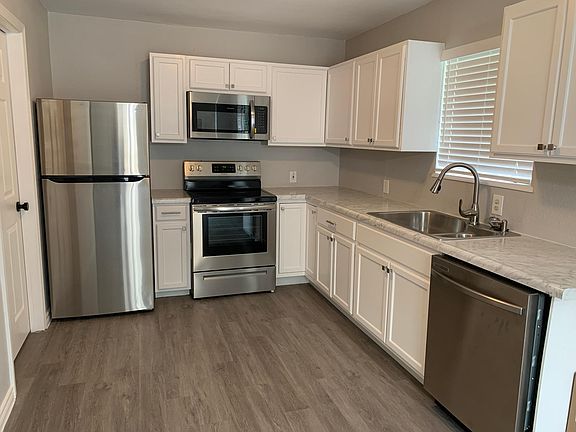 4th image of 809 W Avenue D #A