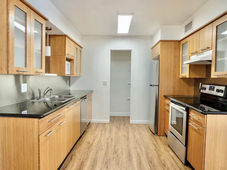 1136 W 9th St — Photo 1