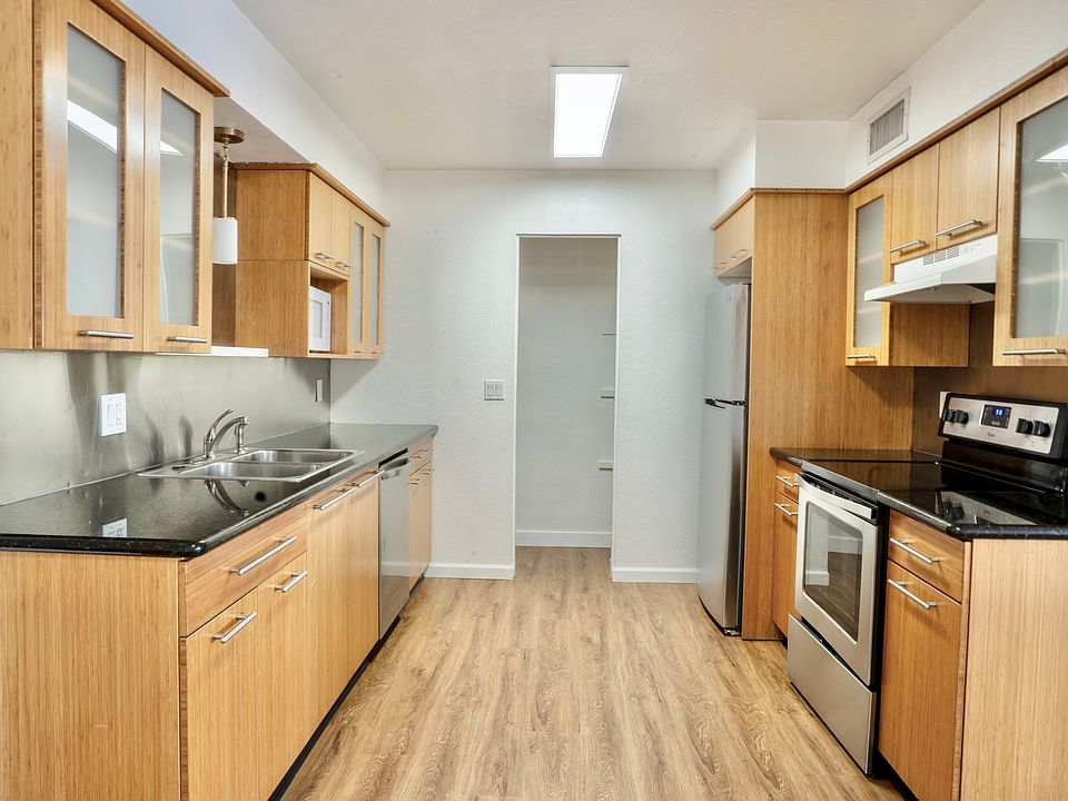 1st image of 1136 W 9th St