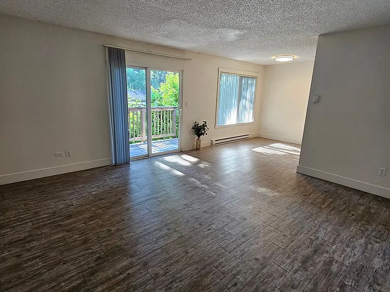 Beverly Grove Apartments — Photo 17