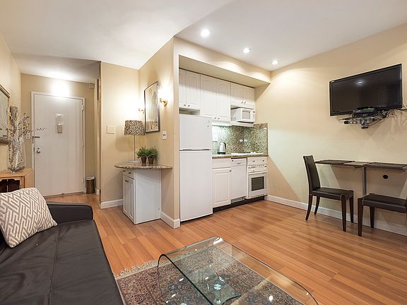 3rd image of 150 W 50th St #930D