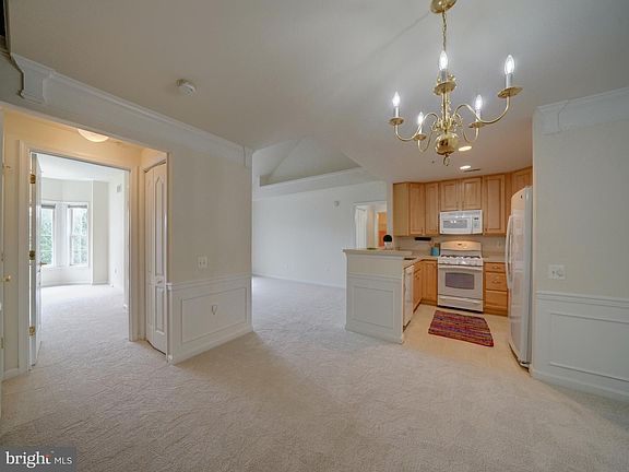 4th image of 504 Lloyd Pl #J-9