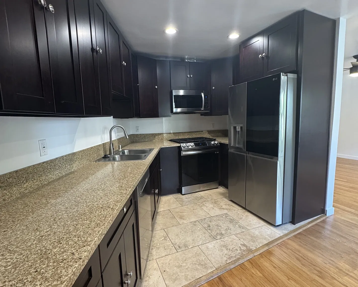 1 bed, 735 sqft, $2,690 — Photo 2