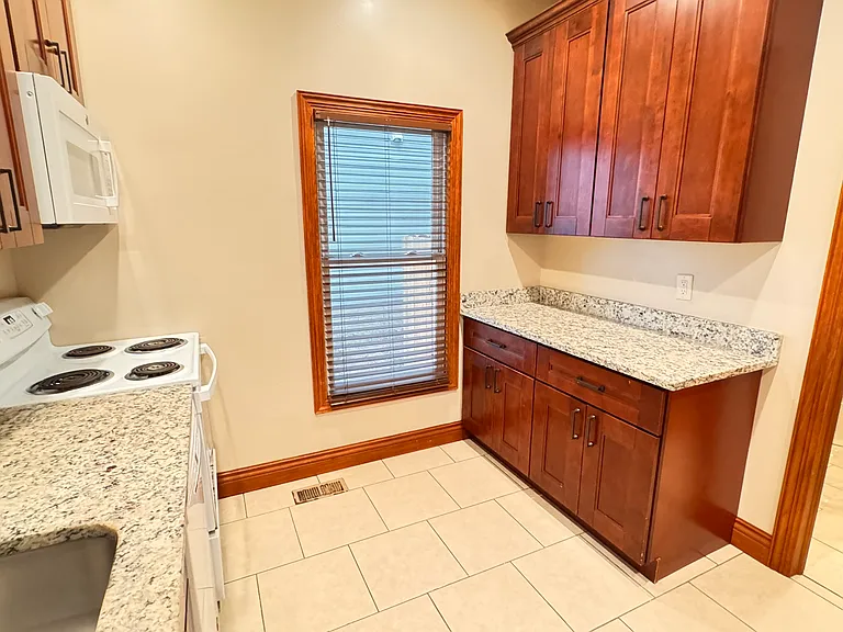 2248 Sheldon St — Photo 13