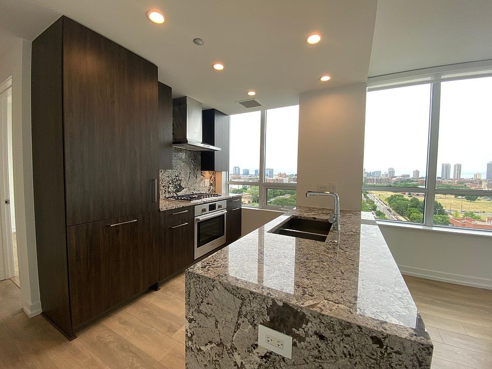 1st image of 440 W Superior St #1