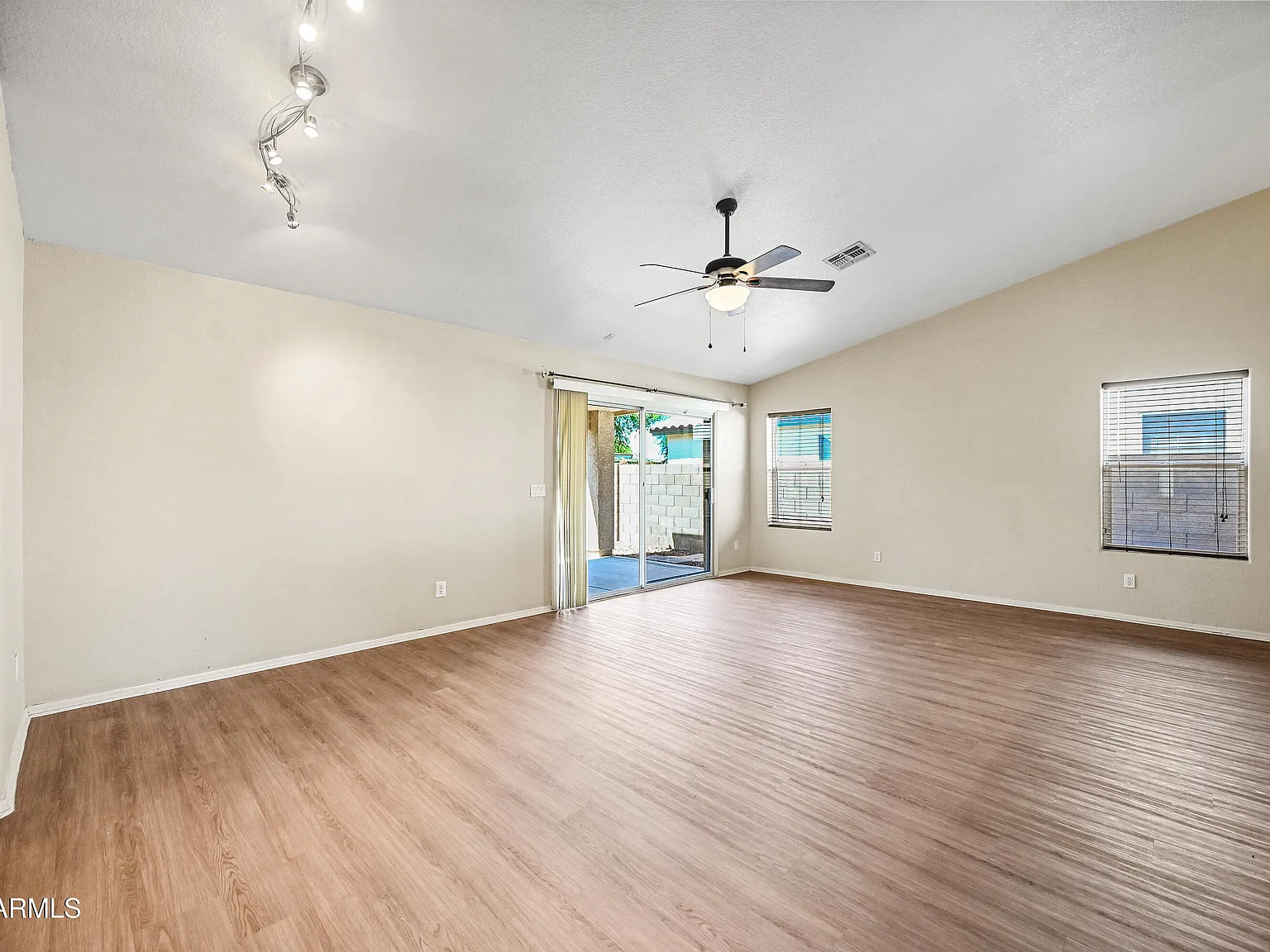 3 bed, 2.0 bath, 1549 sqft, $2,095 — Photo 2