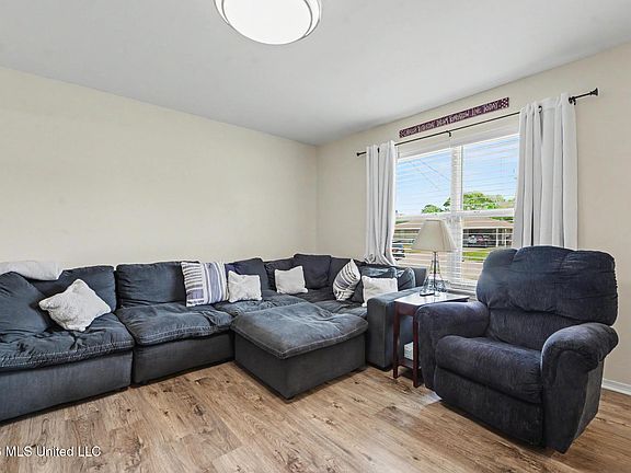 4th image of 203 Lynn Cir