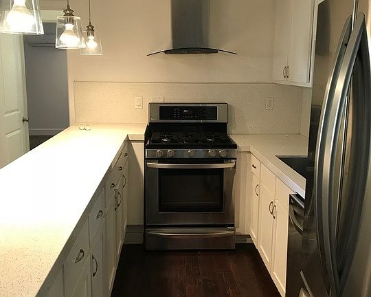 5th image of 212 S Lasky Dr APT 1