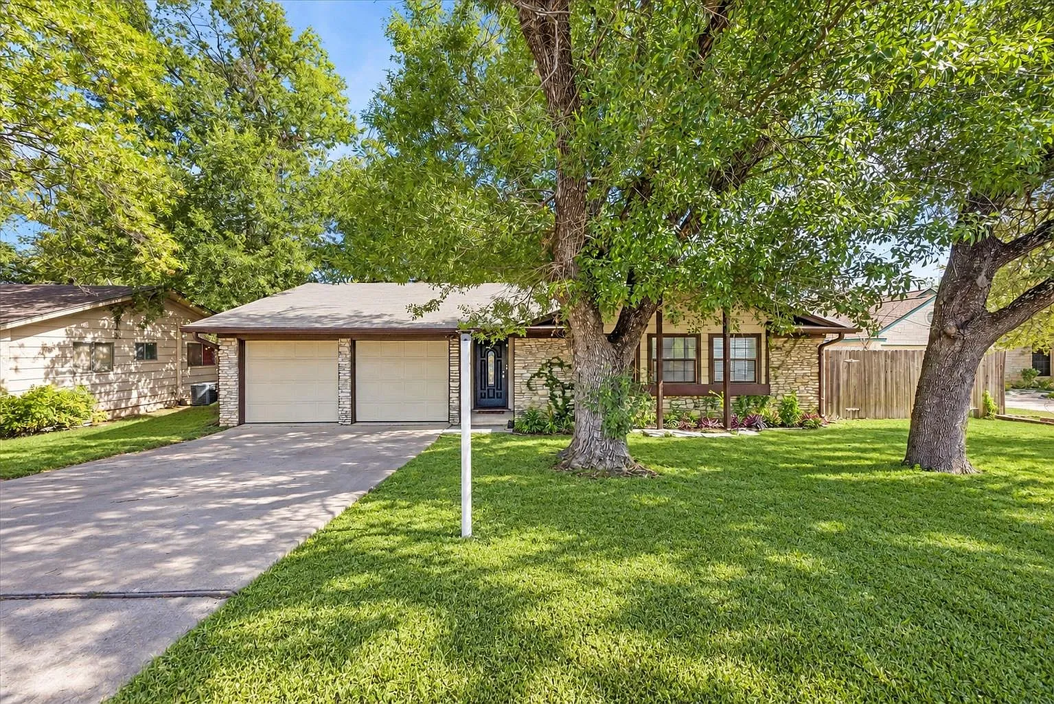 3 bed, 2.0 bath, 1396 sqft, $2,700 — Photo 4