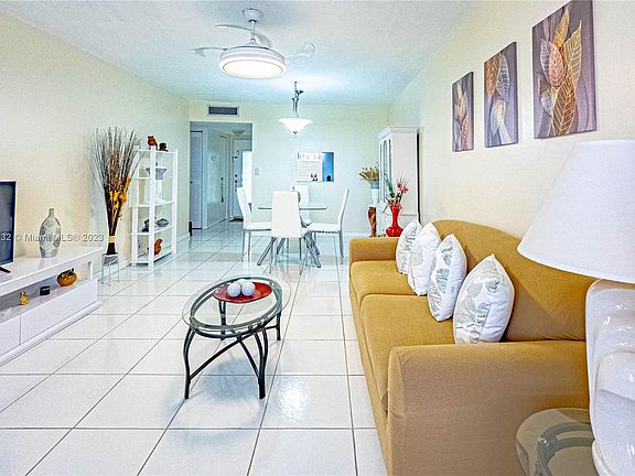 5th image of 2851 Somerset Dr APT 408
