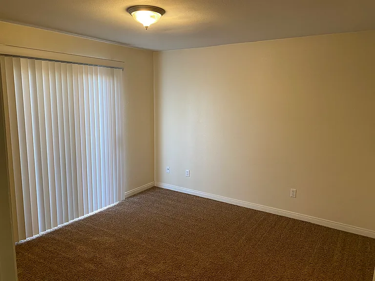 500 White Ln — Photo 8