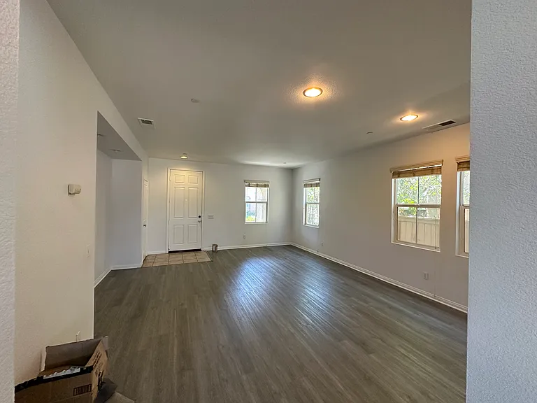 1681 Julia Way — Photo 2