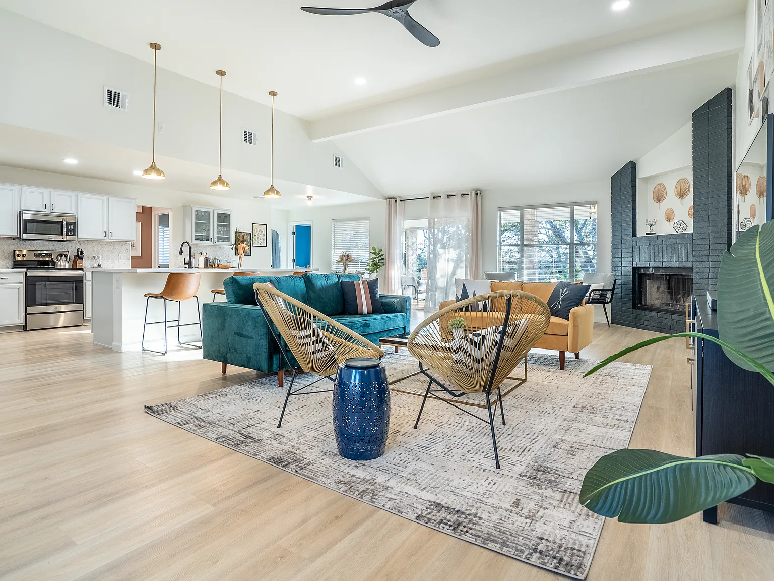 5 bed, 3200 sqft, $5,000 — Photo 1