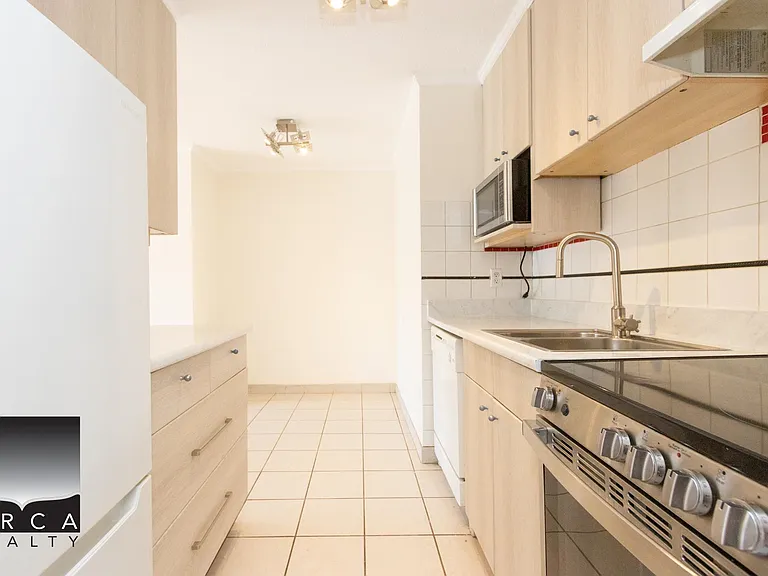 140 E 20th St #9 — Photo 10