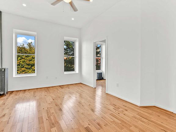 5th image of 238 Vernon Ave APT 2
