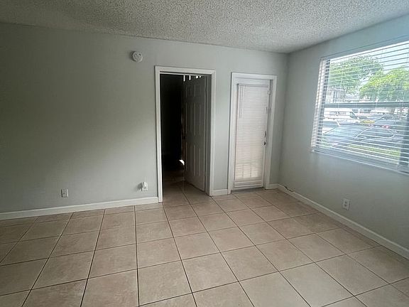 4th image of 752 Executive Center Dr APT 15