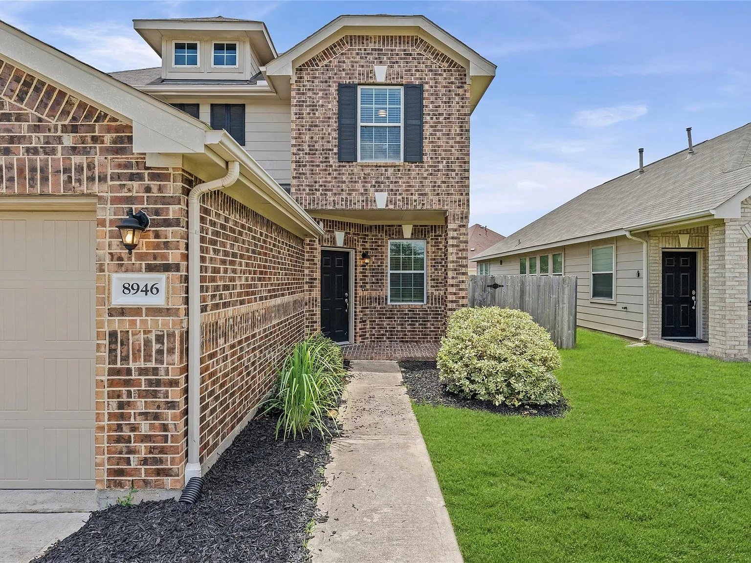 5 bed, 3.5 bath, 2296 sqft, $3,350 — Photo 2