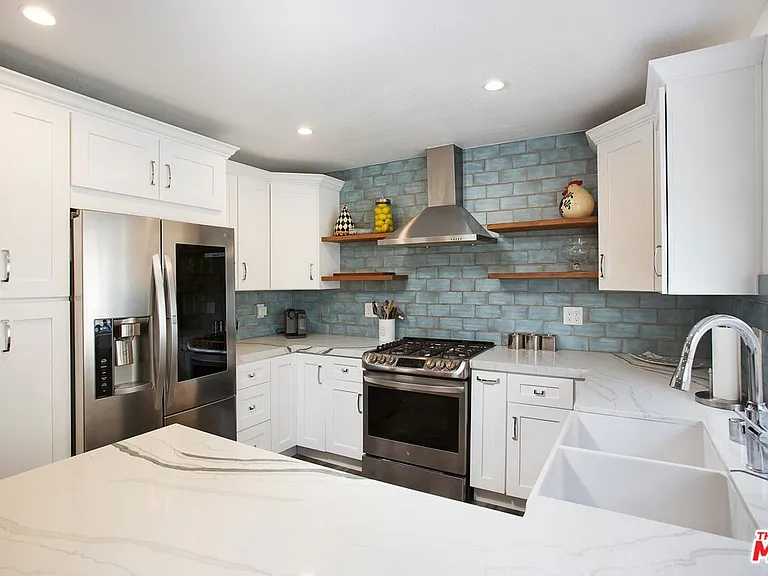 18755 Hatteras St #16 — Photo 11