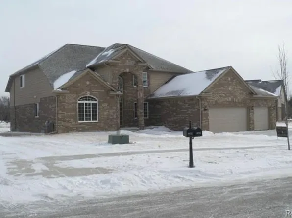 39710 W Offshore Dr, Harrison Township, MI 48045