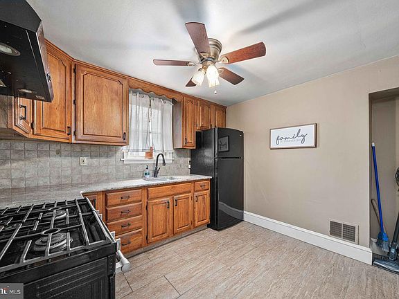 5th image of 213 Decalb Ave