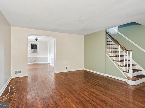 3rd image of 1023 Coyne Pl