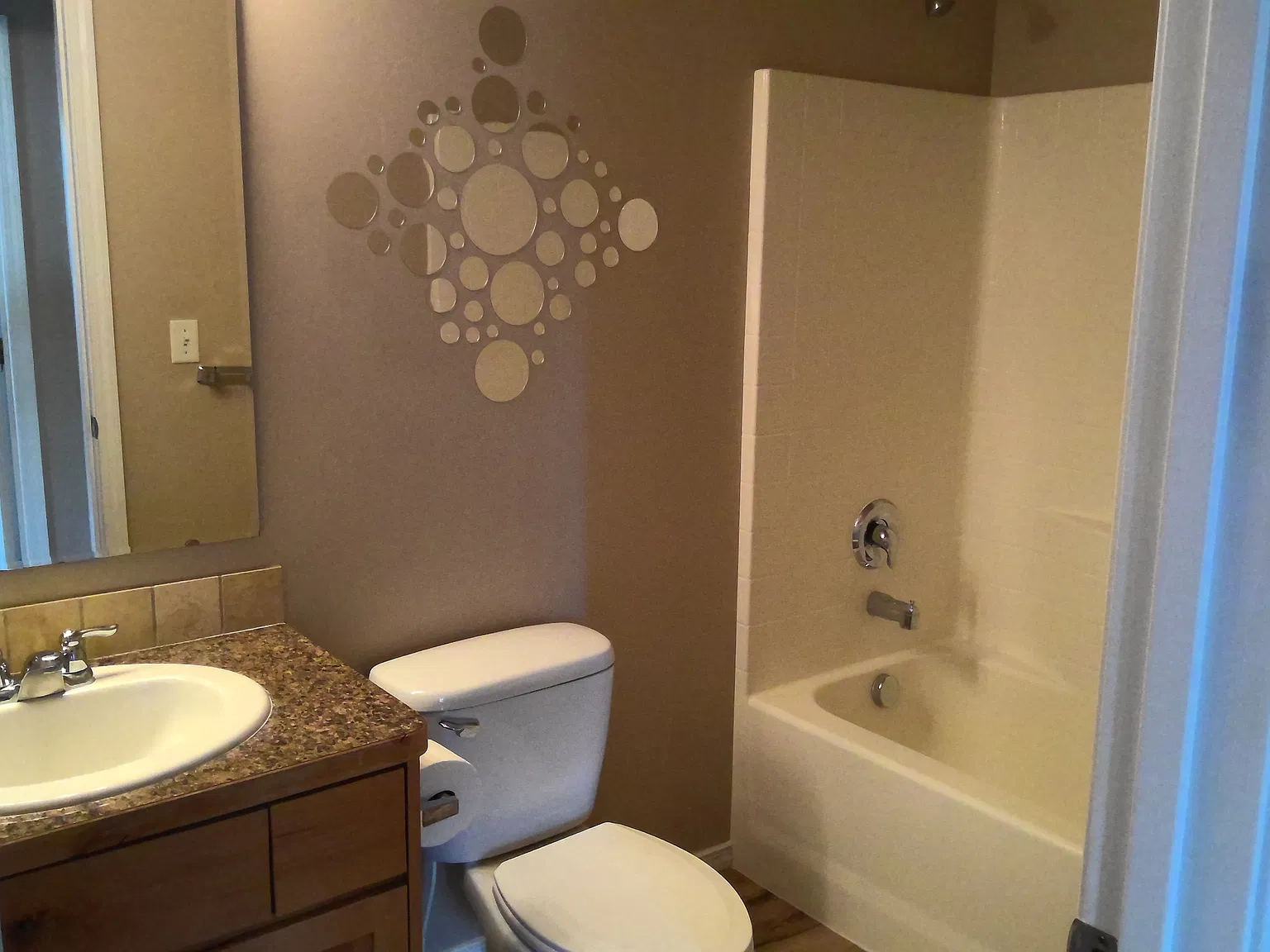 3 bed, 1000 sqft, $1,900 — Photo 4