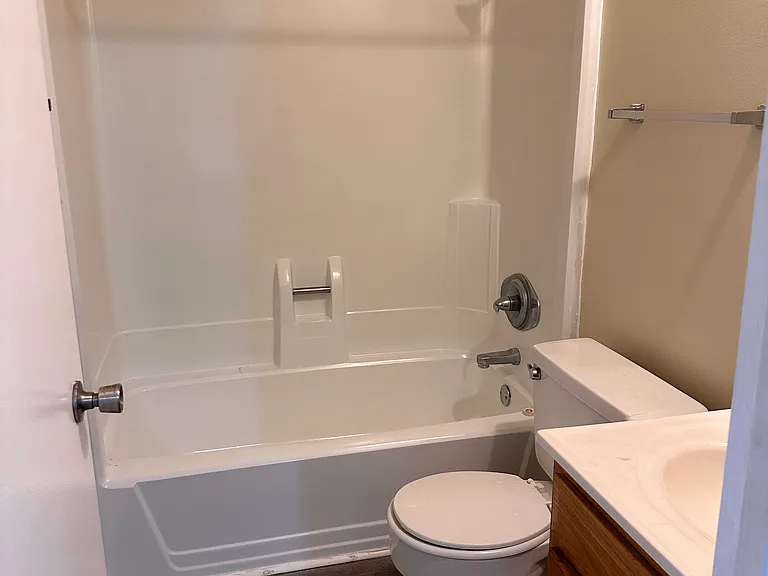Full bath upstairs between both bedrooms