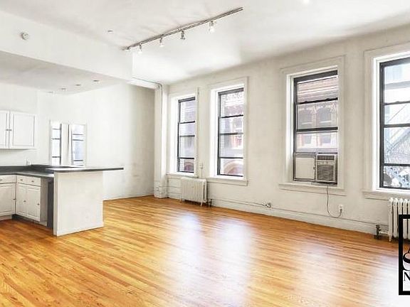 2nd image of 41 John St Frnt 2